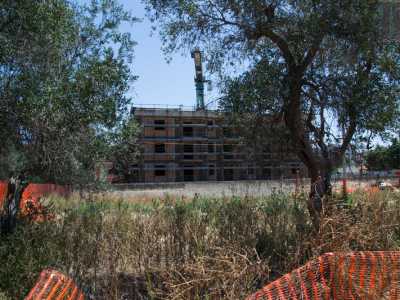 C�� un altro cantiere alle spalle della villa: su un terreno confiscato alla mafia l�associazione Agebeo vorrebbe realizzare case per i parenti dei malati di tumore della vicina clinica. Ma anche qui, almeno per ora, ci sono solo inoperose impalcature